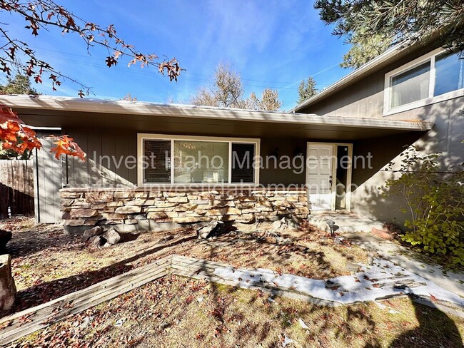 Building Photo - 3 bed 2.5 bath home  - Close to Boise foot...