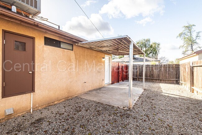 Building Photo - 2 Bedroom/1 Bath Home - $1450 Per Month