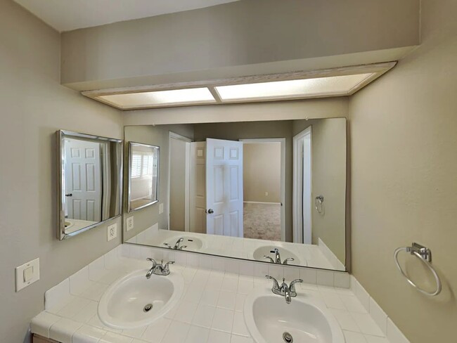 Building Photo - 40010 Fairwood Cir
