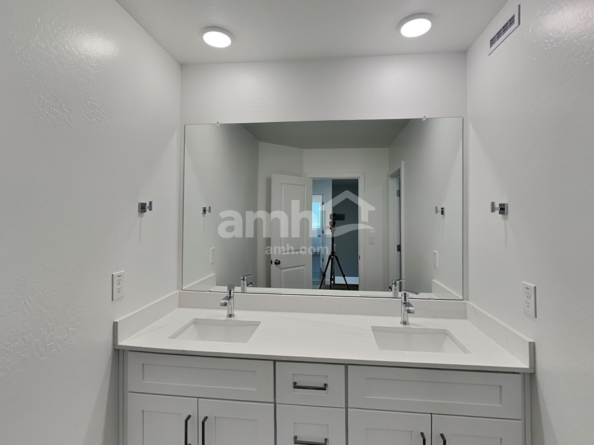 Building Photo - 9742 W Luxton Ln