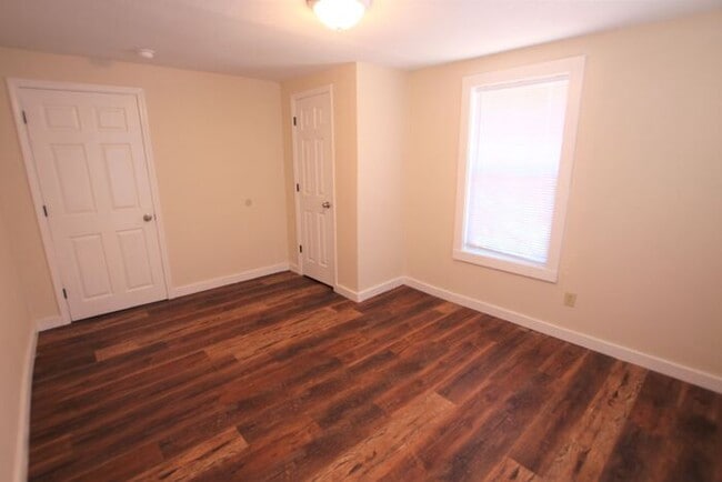 Building Photo - Cozy 2 Bedroom, 1 Bath Garage Apartment in...