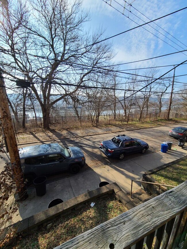 Building Photo - SPACIOUS 4 BEDROOM IN THE HEART OF OAKLAND