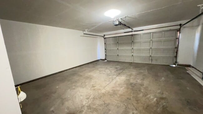Building Photo - Newley Renovated 2 bedroom Duplex.