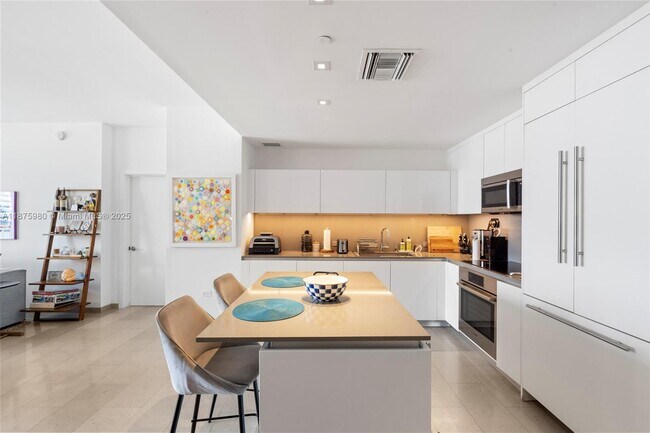 Primary Photo - 88 SW 7th St