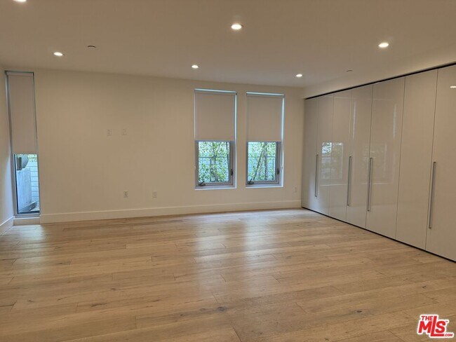 Building Photo - 8210 Fountain Ave