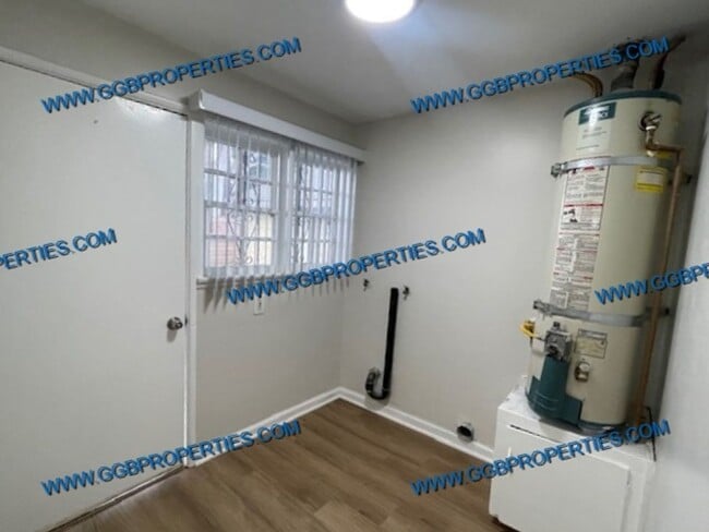 Building Photo - Rent Ready / / Charming 3 Bedoom Home with...