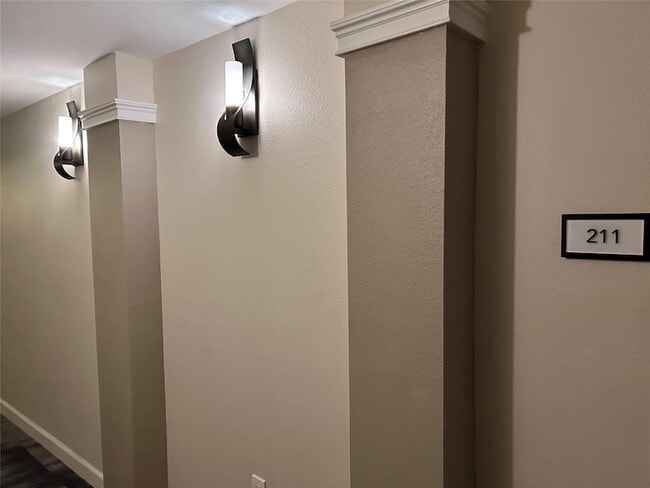 Building Photo - 533 NE 3rd Ave