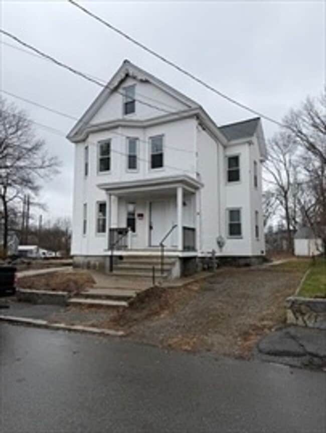 Building Photo - Recently updated 3 bed, 1 bath located in sought after North Chelmsford