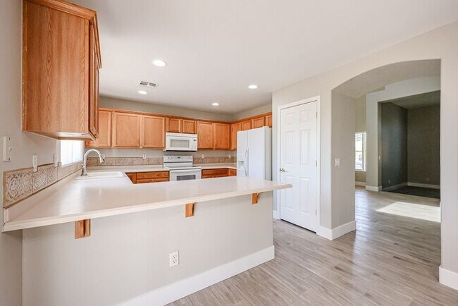 Building Photo - Beautiful 4 Bed 2000+ SFT property in Wind...