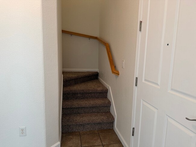 Building Photo - Gorgeous 4 bedroom 2 story home in Anatolia