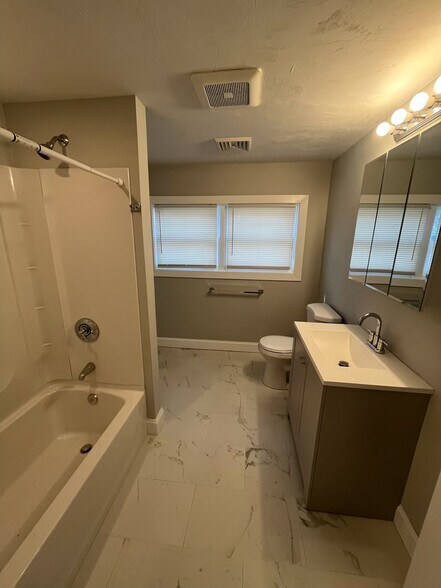 Building Photo - 33 Richards St