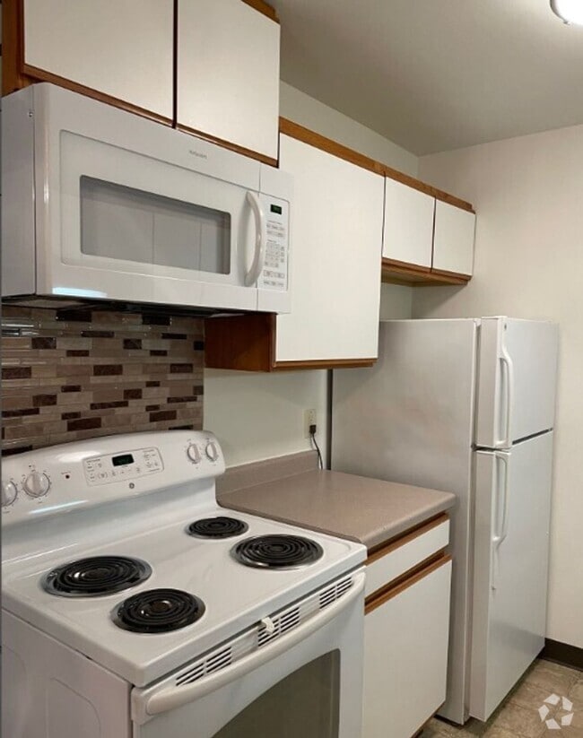 Building Photo - Upper Two Bedroom One Bath