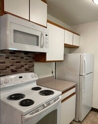 Building Photo - Upper Two Bedroom One Bath