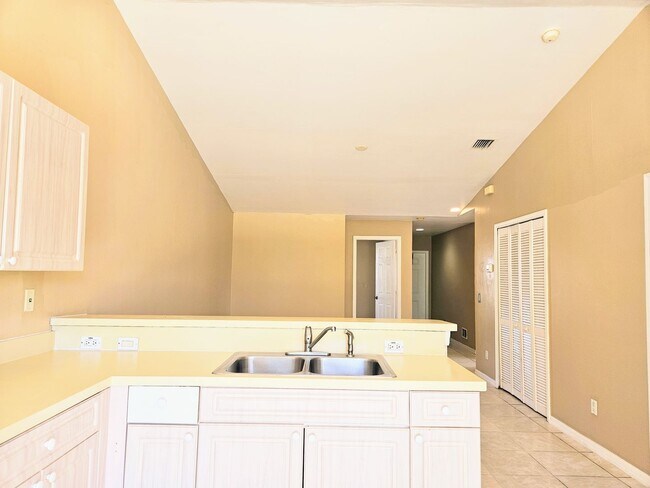 Building Photo - Nice 3 Bedroom Duplex in Lehigh Acres