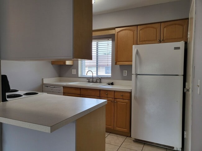 Building Photo - Fruitville & Tuttle area