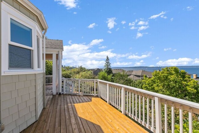 Building Photo - Charming Beach Drive Craftsman w/ AC and V...