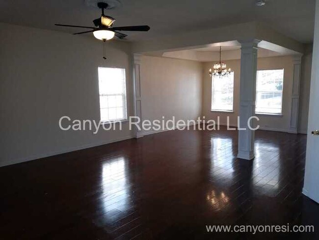 Building Photo - Beautiful, spacious 3-bedroom house with b...