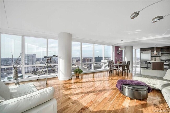 Building Photo - 1 Renaissance Square