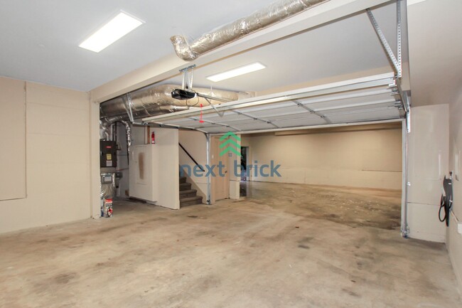 Building Photo - 4 BED & 2.5 BATH TOWNHOUSE FOR RENT