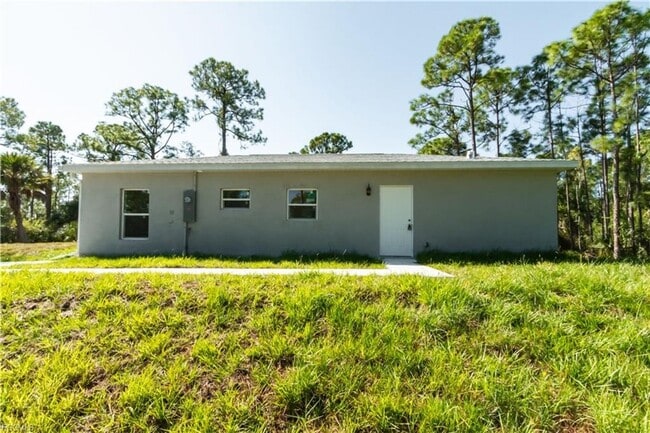 Building Photo - AVAILABLE NOW-TROPIC ACRES-THREE BEDROOM T...