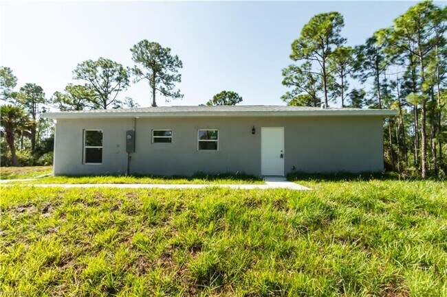 Building Photo - AVAILABLE NOW-TROPIC ACRES-THREE BEDROOM TWO BATH SINGLE FAMILY HOME.