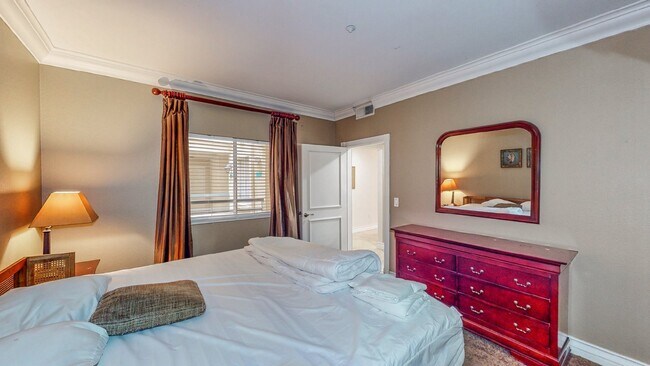 Building Photo - "Chic Las Vegas Condo Oasis: 1-Bedroom Gem with Granite Touch - 692 Sq Ft of Style!"