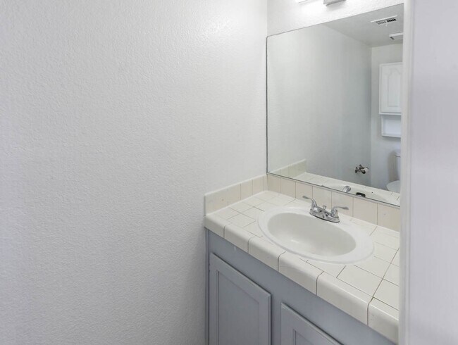 Building Photo - 3 Bed, 2.5 Bath Henderson Beauty