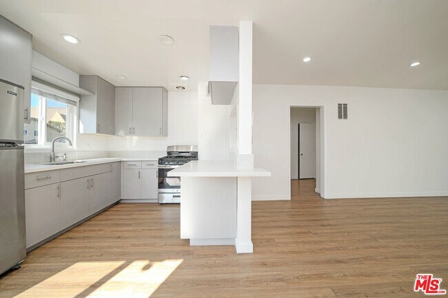 Building Photo - 332 S Wilton Pl