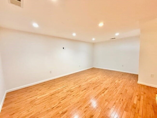 Building Photo - 2076 Azalea Cir