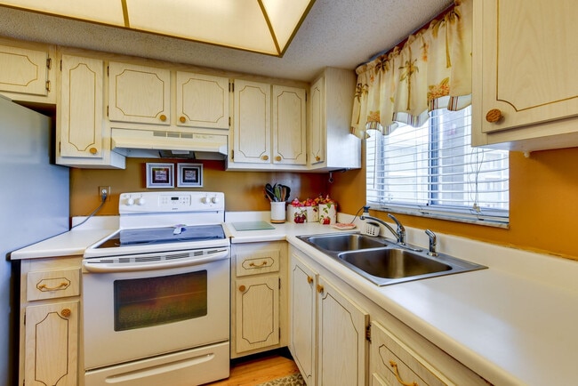 Building Photo - 3817 Lake Bayshore Dr