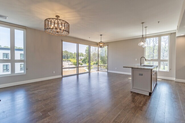 Building Photo - 11 Edgewater Cir