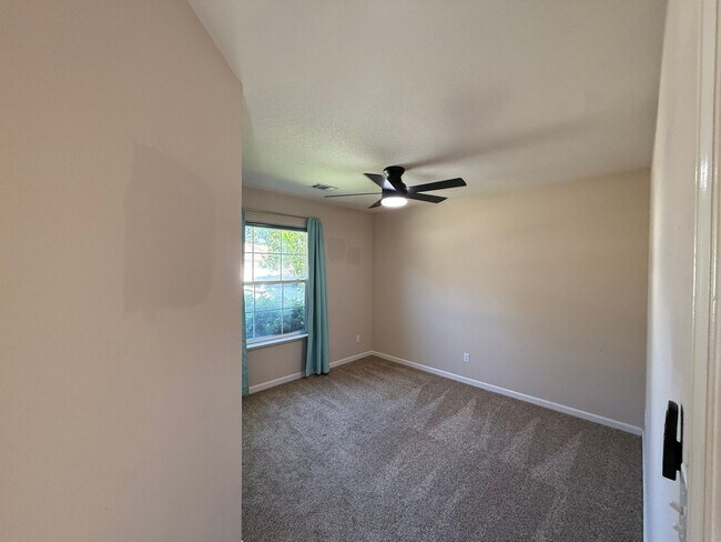 Building Photo - Single story home located in desirable northwest Modesto neighborhood!