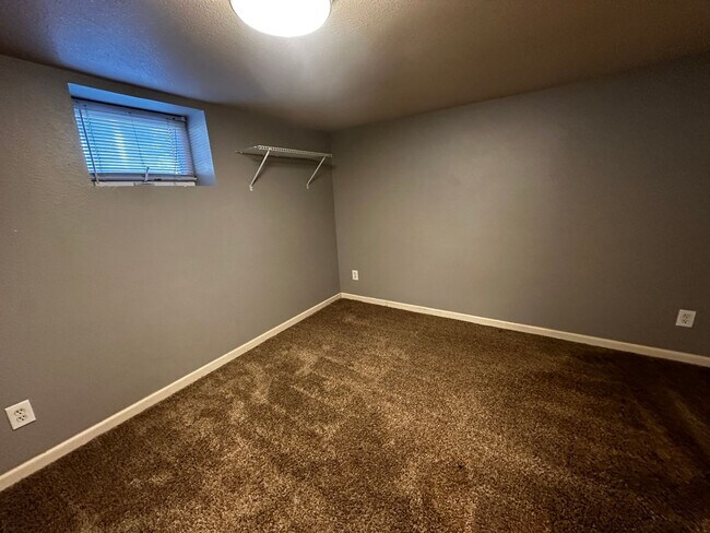 Building Photo - Beautiful 5 Bedroom, 2 Bath in Prime Location Near Campus