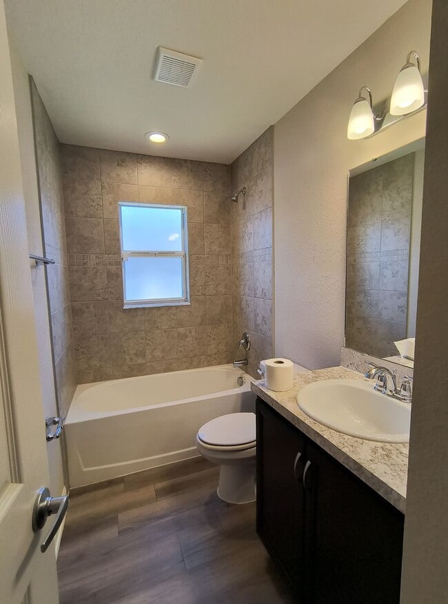 Building Photo - SOLAR ENGERY HOME!!! 4 BEDROOM 2 BATHROOM IN AUBURNDALE.