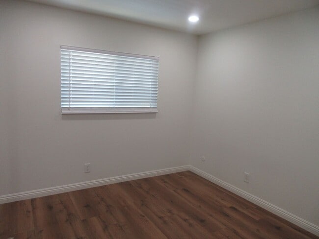 Building Photo - Beautiful updated 1-story home in Northridge