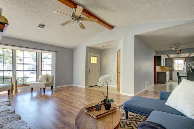 Building Photo - Great little modern and super clean home i...