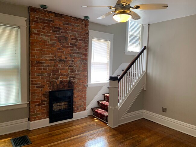 Building Photo - 2569 Summit St