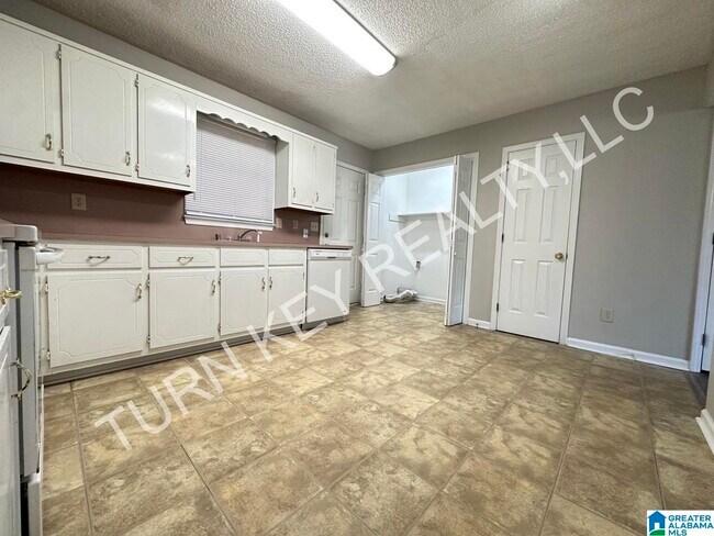 Building Photo - 2177 Cheshire Dr