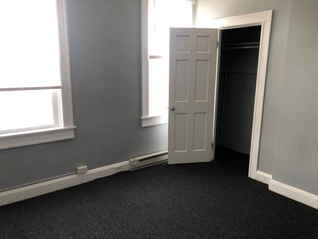 Building Photo - Discover this well-maintained 3-bedroom, 2-bath home in Baltimore, MD,