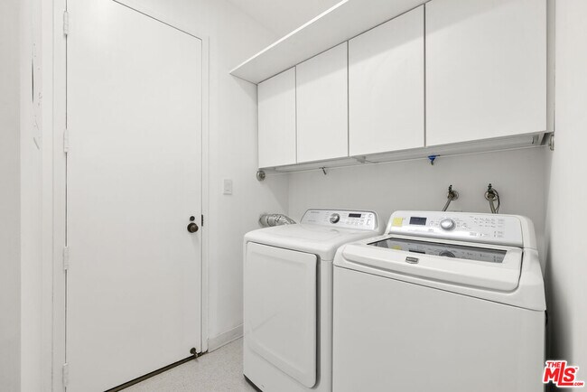 Building Photo - 4267 Marina City Dr