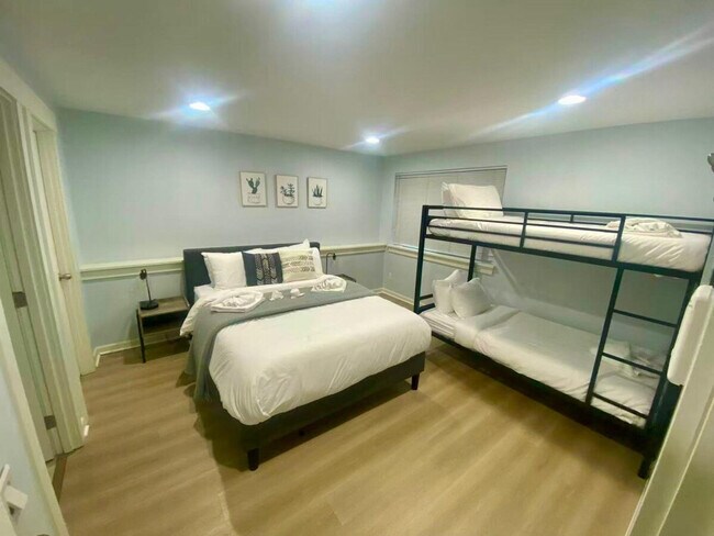 Building Photo - 1220 Aurora Ave N