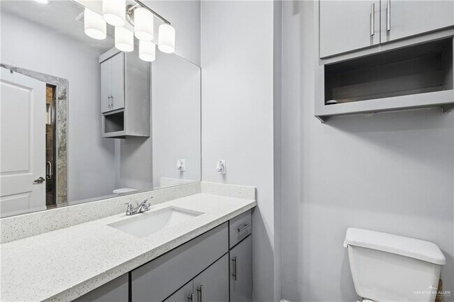 Building Photo - 17 S Colt Ln