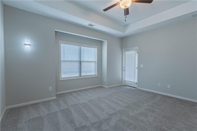 Building Photo - 214 Oakwood Dr