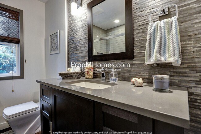 Building Photo - Charming Updated First Addition Cottage!