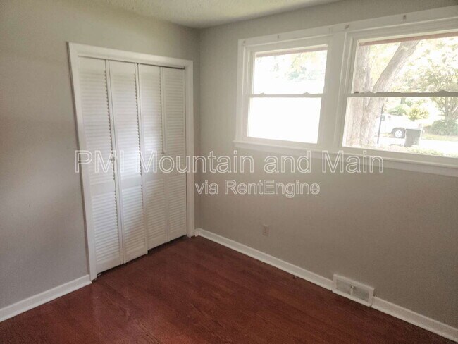 Building Photo - 317 N Hillandale Dr