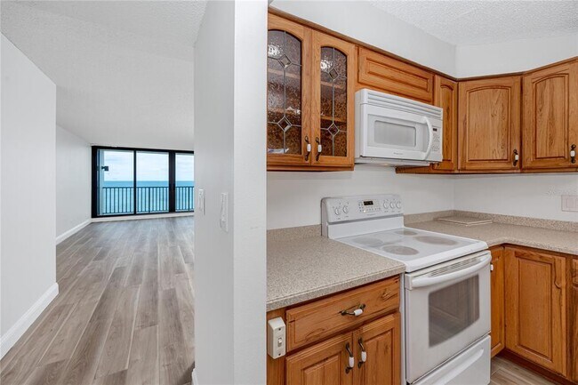 Building Photo - 7100 Sunset Way