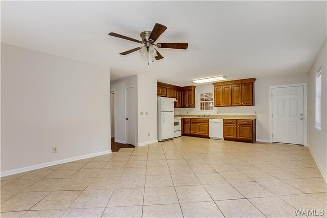Building Photo - Nice 3 Bed 1.5 Bath Available Now! Call To...