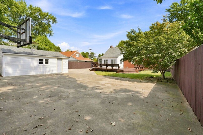 Building Photo - 912 Beechwood Rd
