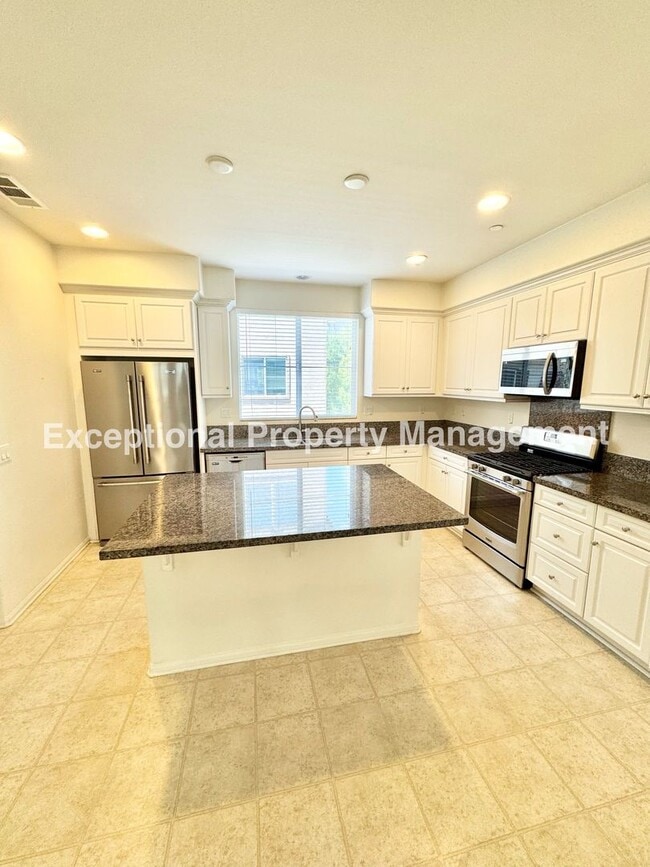 Building Photo - Great 3 bed 3 bath home