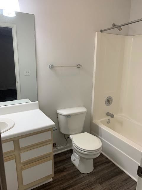 Building Photo - 1100 Holden Dr